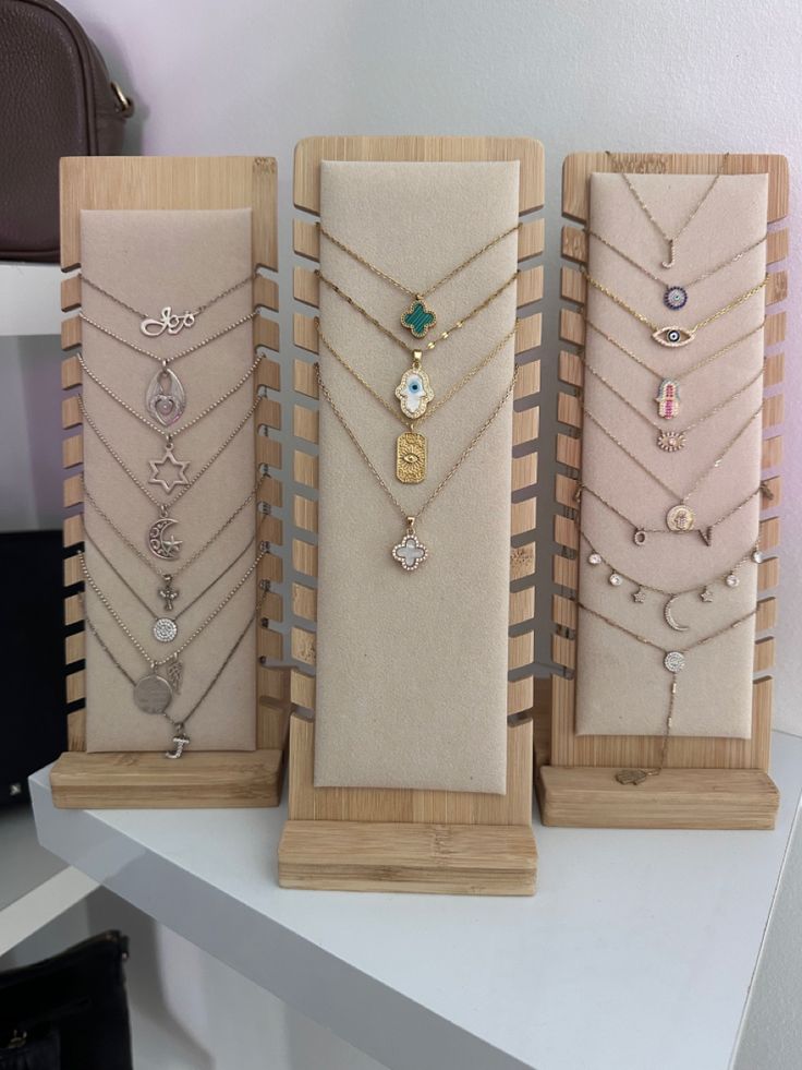 AUGUST26 SET 35 - Bracelet & Neckpiece holder