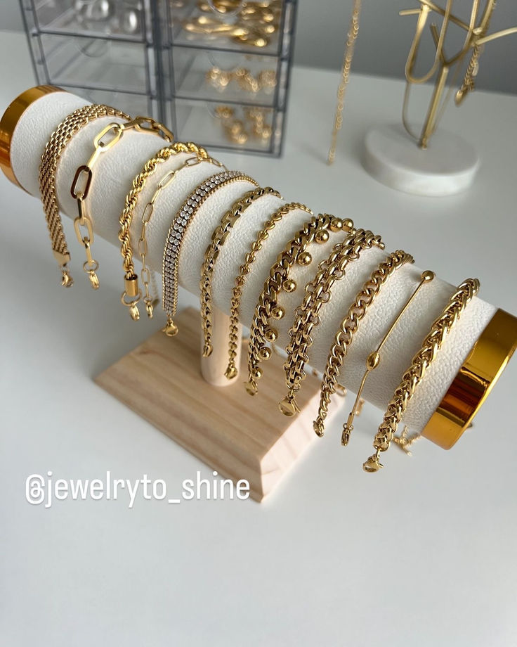 AUGUST26 SET 35 - Bracelet & Neckpiece holder