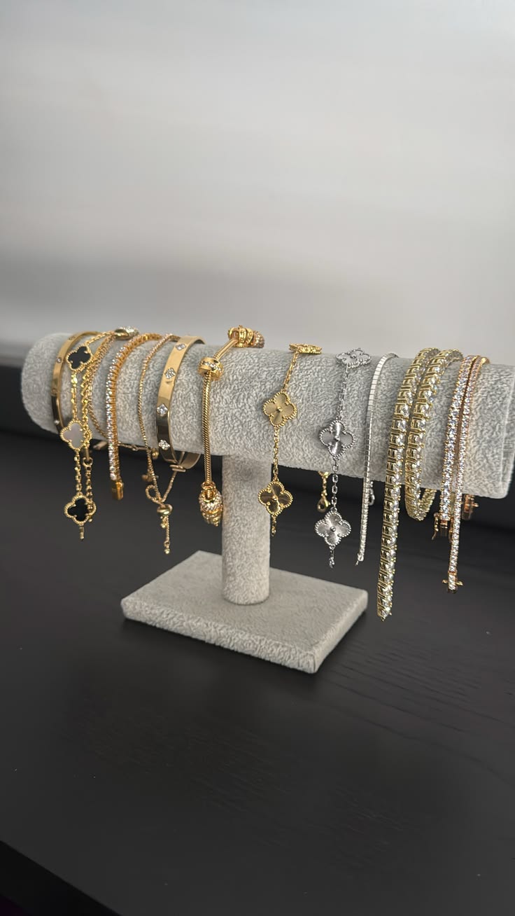 AUGUST26 SET 35 - Bracelet & Neckpiece holder