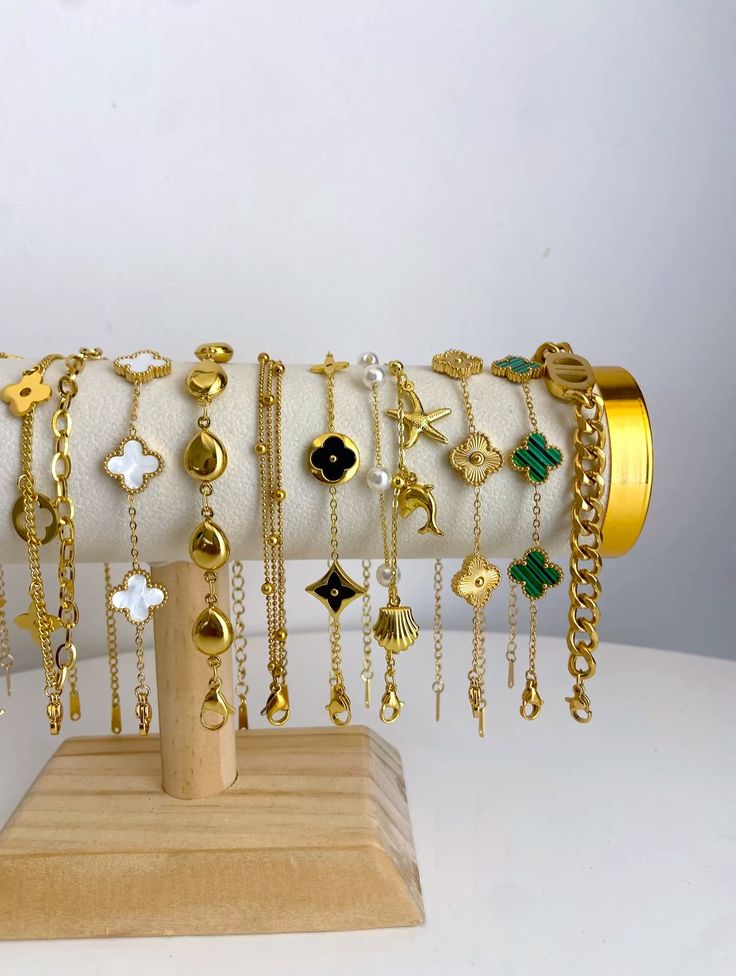 AUGUST26 SET 35 - Bracelet & Neckpiece holder